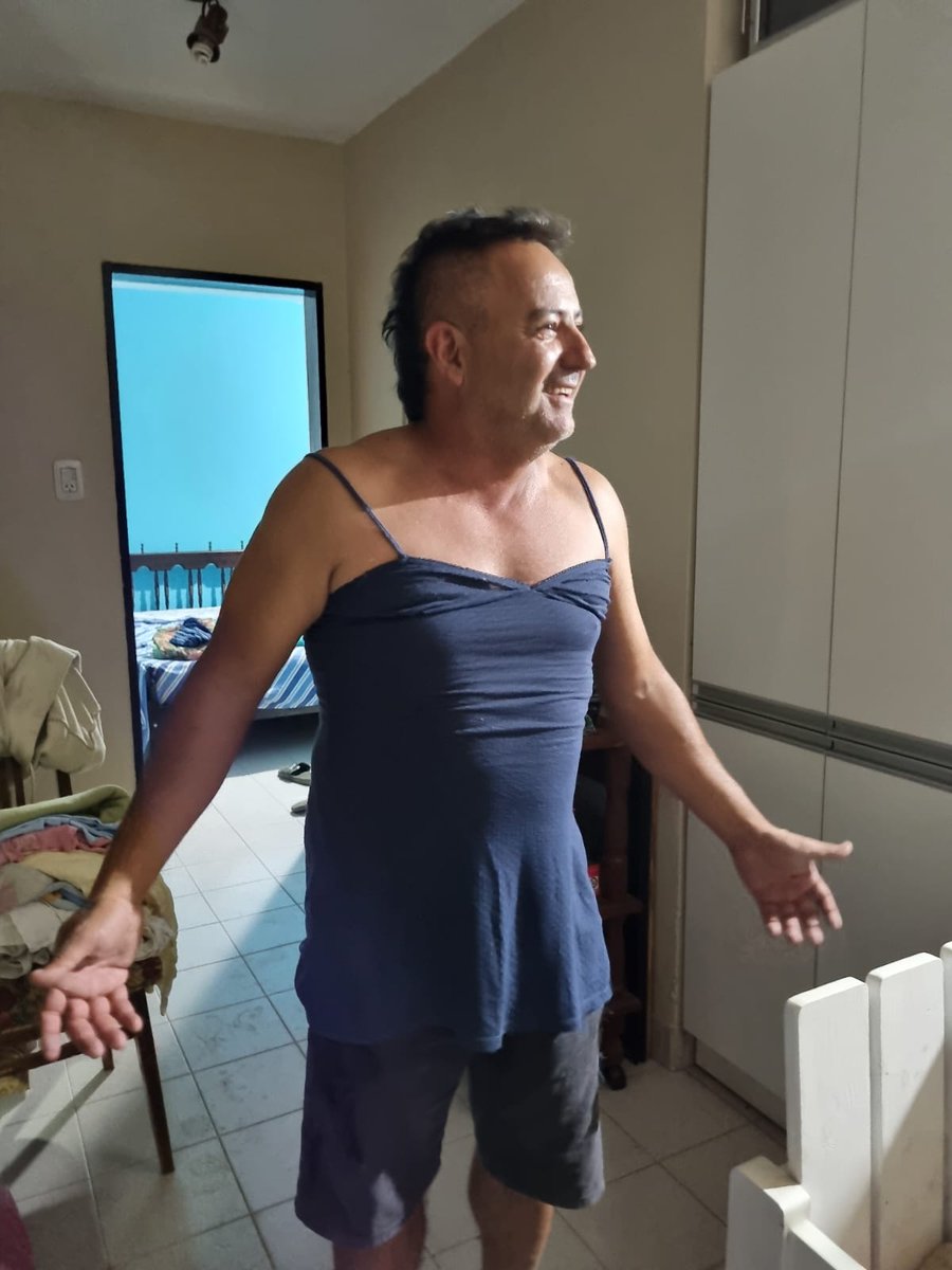 La foto de mi tío  usando vestido AJJAJAJAJA