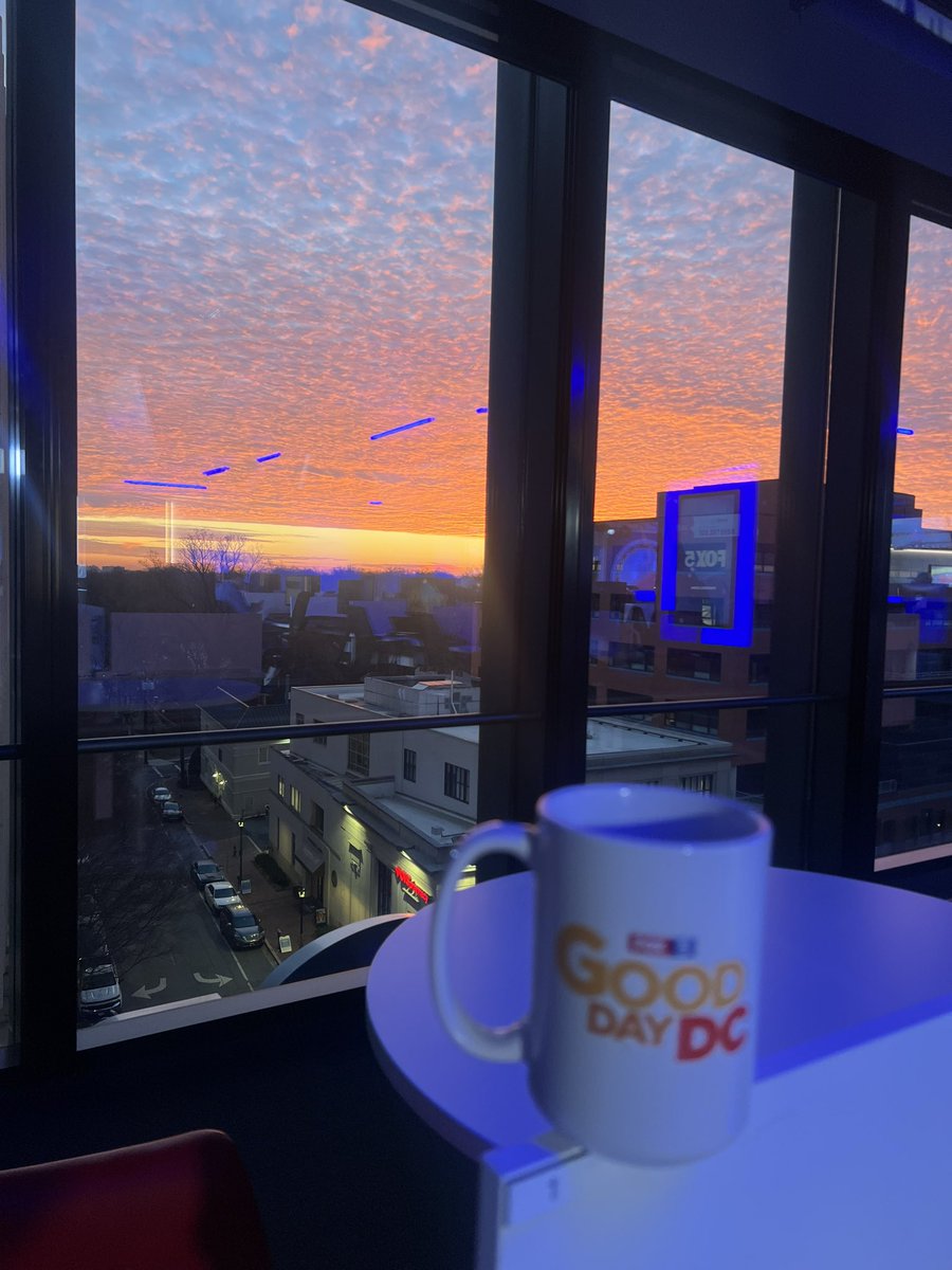 👀 Not a bad view from my desk this morning. Peak outside right now if you can! 🌅🌅🌅 #gooddaydc #herecomesthesun