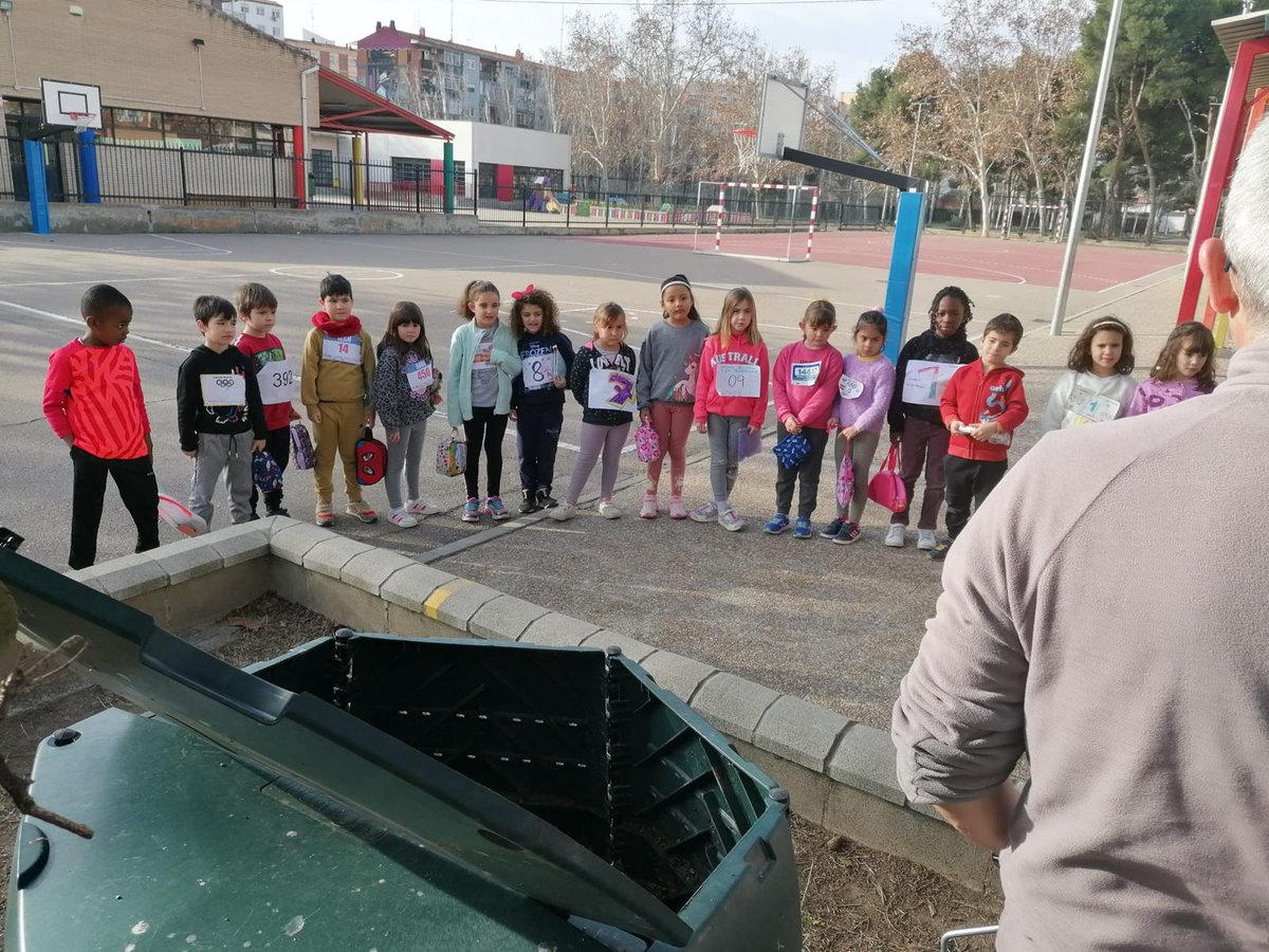 cpleszaragoza's tweet image. 🥬HUERTO🥬
El alumnado de 1º de #EducacionPrimaria ha visitado el #HuertoEscolar y además se ha acercado a la #Compostera para conocer su funcionamiento #LaEstrellaEsMiCole