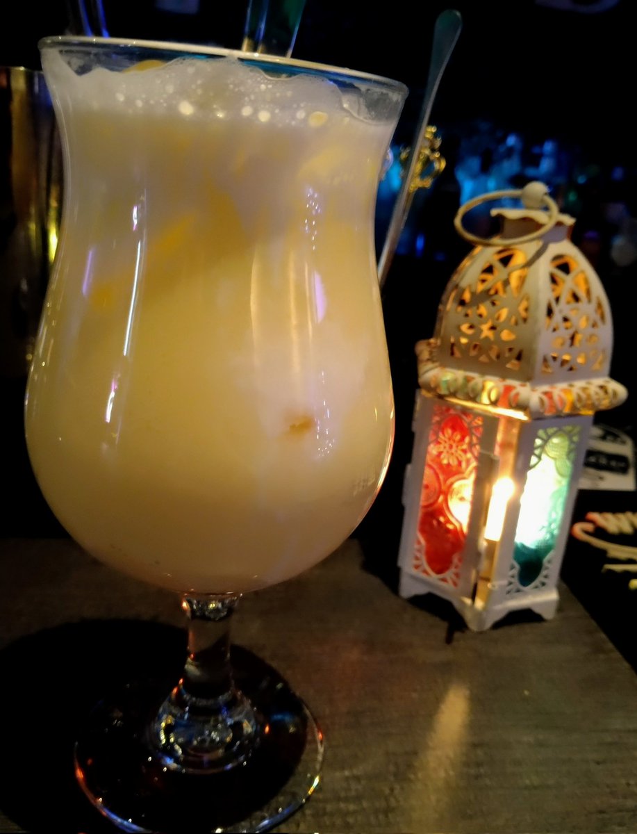 BAR_PLEDGE_'s tweet photo. さっぽろ雪まつり真っ最中という事で、アドヴォカートを使ったカクテル「スノーボール」をご紹介❄
リキュール自体はカスタードの様な甘い味ですが、
ライム＋ソーダやレモネードと合わせる事によってクリーミーかつ甘すぎないカクテルに💮
飲み放題なので気軽にお試しください🙃 https://t.co/lOipSNAsJe