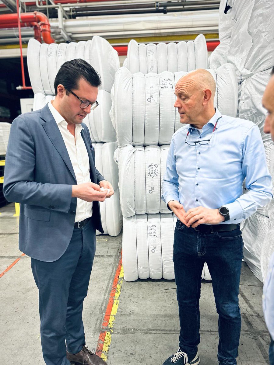 JasperPillen's tweet photo. De Belgische textiel uitgestorven? Helemaal niet. @ConcordiaTextil CEO Carl bewees het me vanmorgen, tijdens een rondleiding in #Waregem. Met hun brand Purfi zijn ze uniek in de wereld: nieuwe garen halen uit afgedankt textiel, zonder kwaliteitsverlies. #100bezoeken #MadeInWVL https://t.co/3Rutck8b77