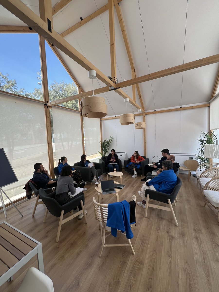 Avui reunió dels equips de Recerca, Innovació, Qualitat i del BALL a la Casa de Pensar 👥💭
<a href="/AledelacruzT/">Alejandra De La Cruz</a> 
<a href="/REFiTBCN/">REFiT_BCN</a> 
<a href="/LluviFarre/">Lluvi Farré</a> 
<a href="/carlotazala/">Carlota Zabaco</a> 
<a href="/aida_ribera/">Aida Ribera Sole</a> 
<a href="/perevirgilicat/">PS Pere Virgili</a>