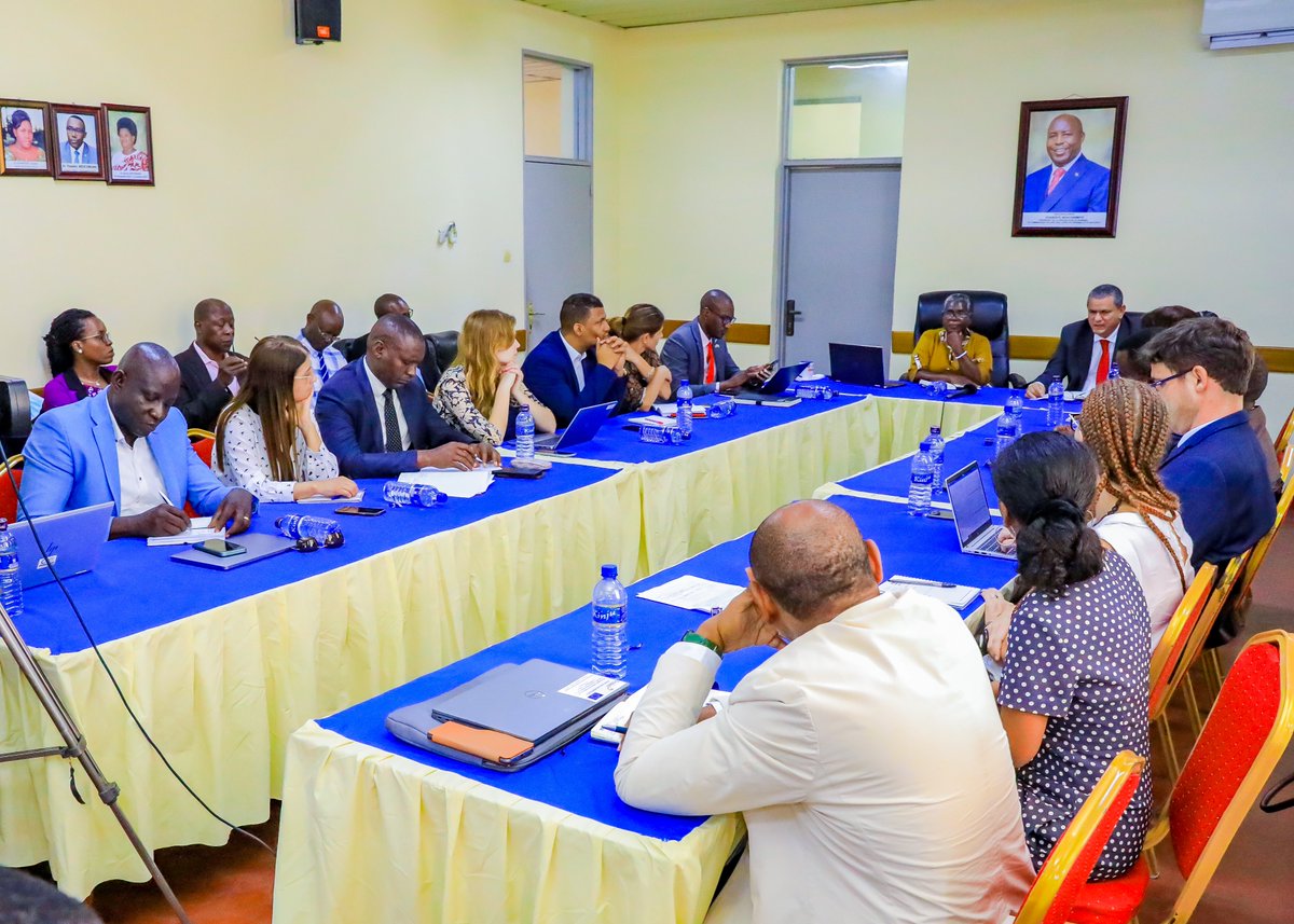WhoBurundi's tweet photo. Rencontre entre le @mspls_bdi et les membres du #GPFS, avec à leur tête @WhoBurundi. L’objectif de cette réunion est d’échanger sur les différents axes de coopération et faire le point des préparatifs du dialogue national sur le financement de la santé prévu du 12-14/02. https://t.co/32aYXL03Sc