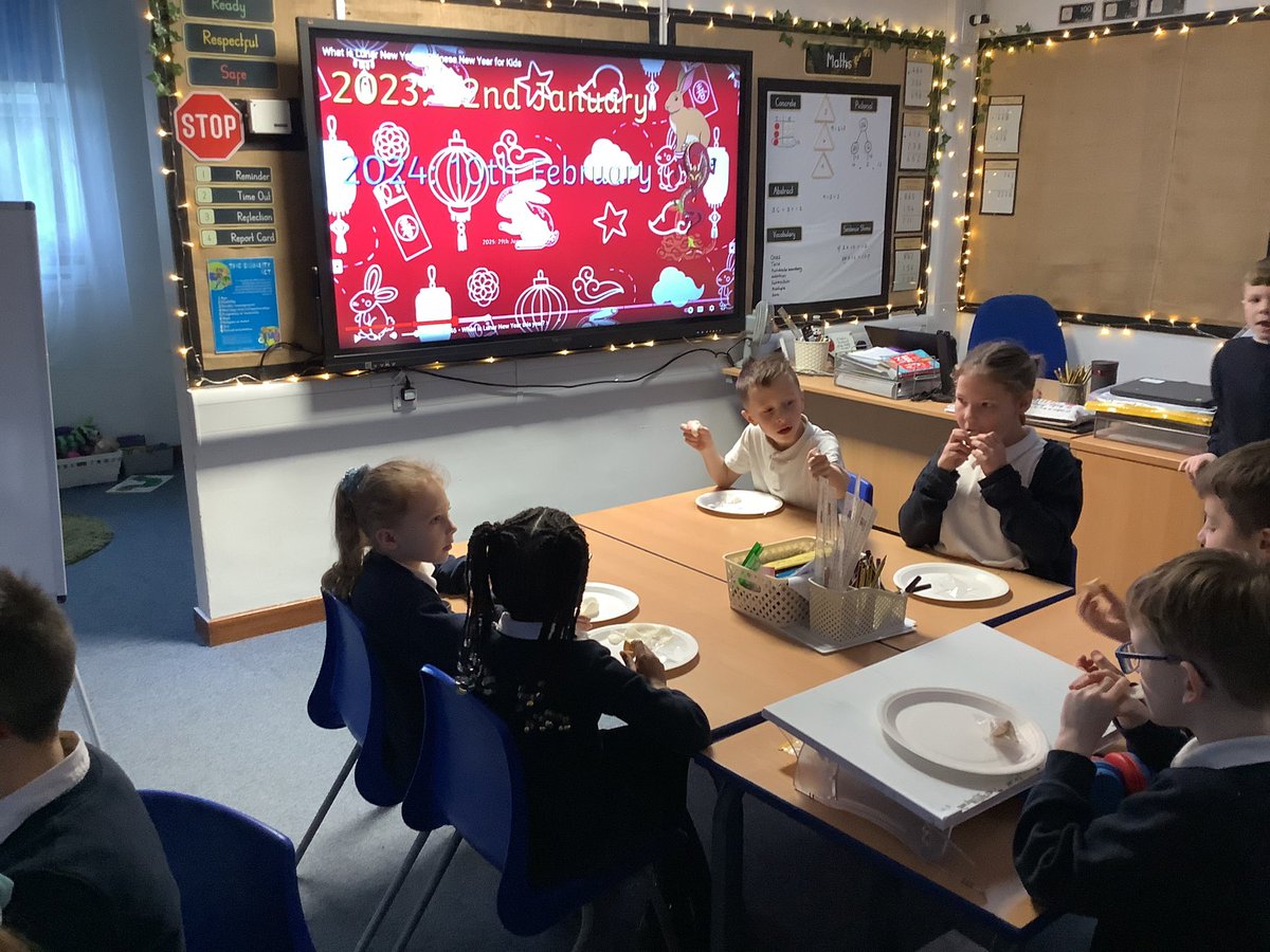 IPMATTowngate's tweet photo. Happy Chinese New Year! #Year3tpa have been trying fortune cookies and prawn crackers and they were delicious! #Historytpa, #REtpa, #Geographytpa. https://t.co/lUVoeTTIVG