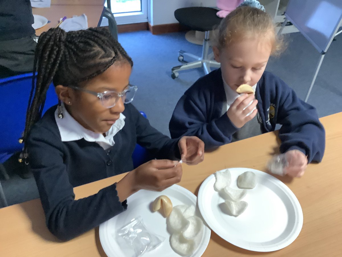 IPMATTowngate's tweet photo. Happy Chinese New Year! #Year3tpa have been trying fortune cookies and prawn crackers and they were delicious! #Historytpa, #REtpa, #Geographytpa. https://t.co/lUVoeTTIVG