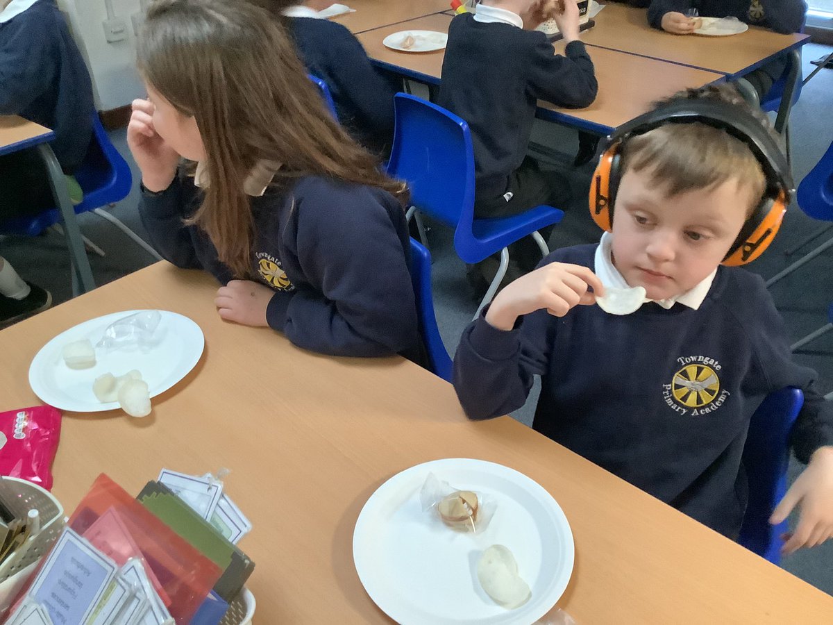 IPMATTowngate's tweet photo. Happy Chinese New Year! #Year3tpa have been trying fortune cookies and prawn crackers and they were delicious! #Historytpa, #REtpa, #Geographytpa. https://t.co/lUVoeTTIVG