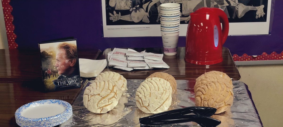 Today, Español 3 is immersing  themselves into the Camino de Santiago experience with chocolate ☕️y conchas 🐚 
<a href="/GoffLugo/">Loyda Lugo-Goff</a>  #WHSSpanish