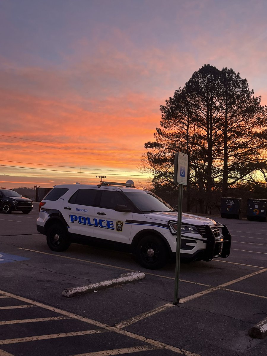 Our SROs are the best, but this view though…

<a href="/GreenevillePD/">Greeneville Police</a> looking good at @gms_tn this morning during car line…

It’s gonna be a good day. #RISEasONE
