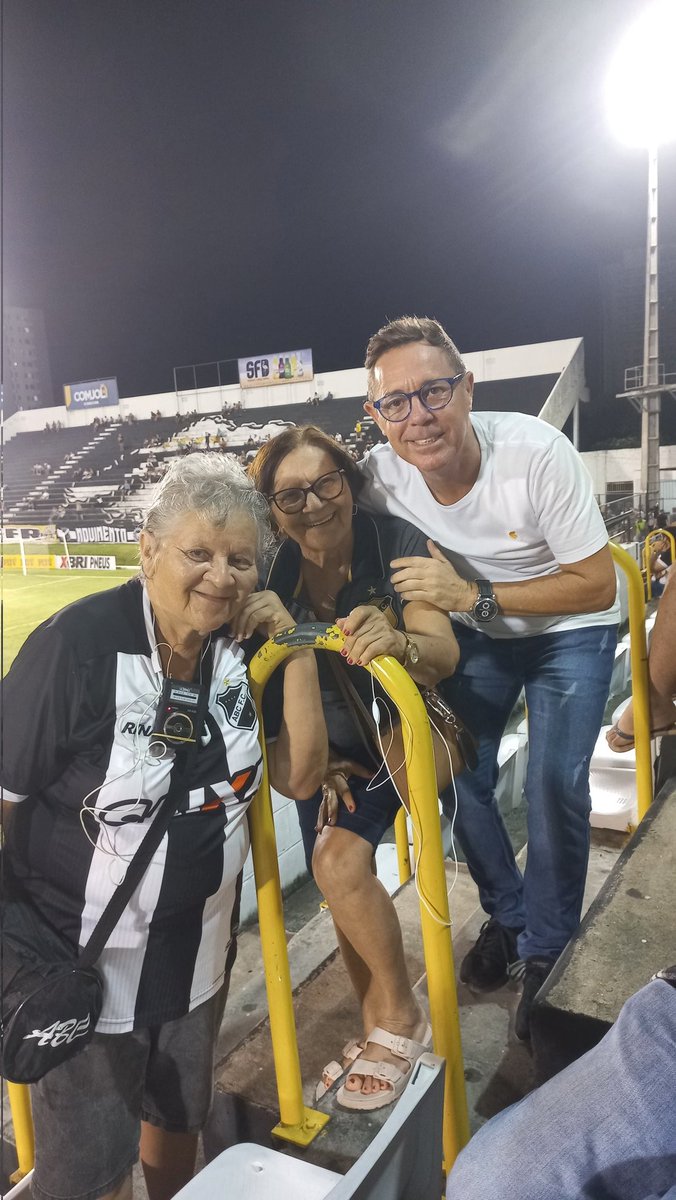Gosto muito do carinho dos torcedores do ABC. Essas são as irmãs Lurdinha e Nevinha, sempre transmitindo energia positiva. Obrigado pelas palavras!