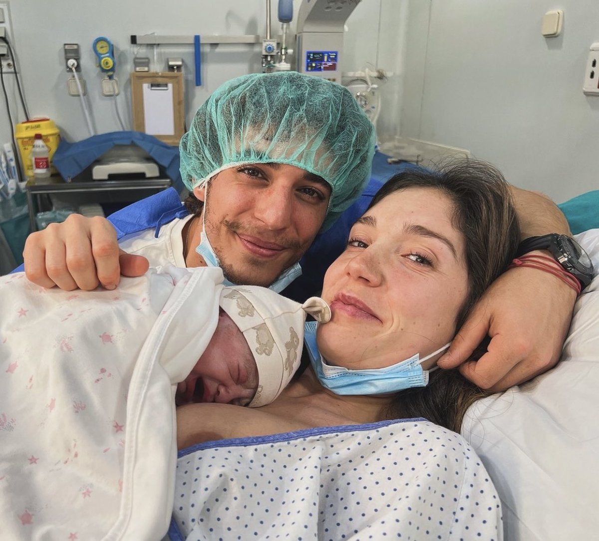 GossipRoomOff's tweet photo. 🚨 L'une des stars de #LaCasaDePapel a découvert les joies de la paternité ! Miguel Herran, célèbre pour son rôle de Rio dans la série, a révélé l'arrivée de son premier enfant.

Félicitations ! 👶❤️ https://t.co/jiZzah97G9