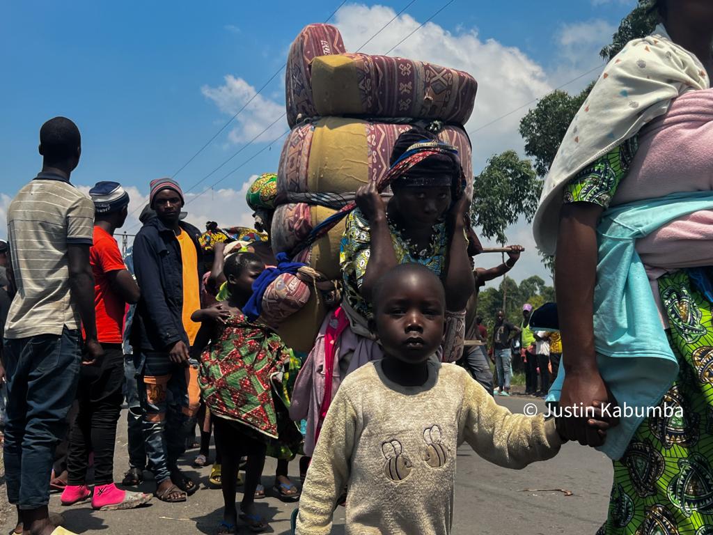 kabumba_justin's tweet photo. #RDC🇨🇩Sur ces images des enfants majoritairement moins de 10 ans ,certains transportent leurs petits au dos, soit quelques effets au milieu des adultes fuyant les affrontements de ce mercredi entre les #FARDC et les #M23 . Ils ont marché environ 27 kilomètres pour arriver à #Goma.
