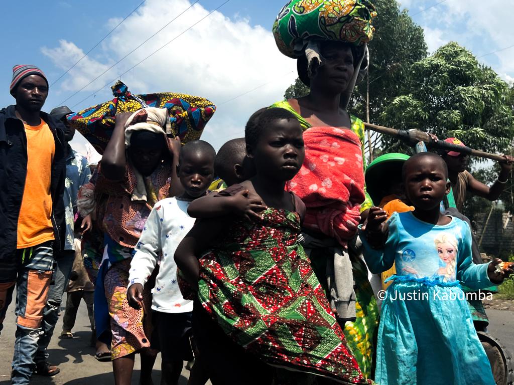 kabumba_justin's tweet photo. #RDC🇨🇩Sur ces images des enfants majoritairement moins de 10 ans ,certains transportent leurs petits au dos, soit quelques effets au milieu des adultes fuyant les affrontements de ce mercredi entre les #FARDC et les #M23 . Ils ont marché environ 27 kilomètres pour arriver à #Goma.