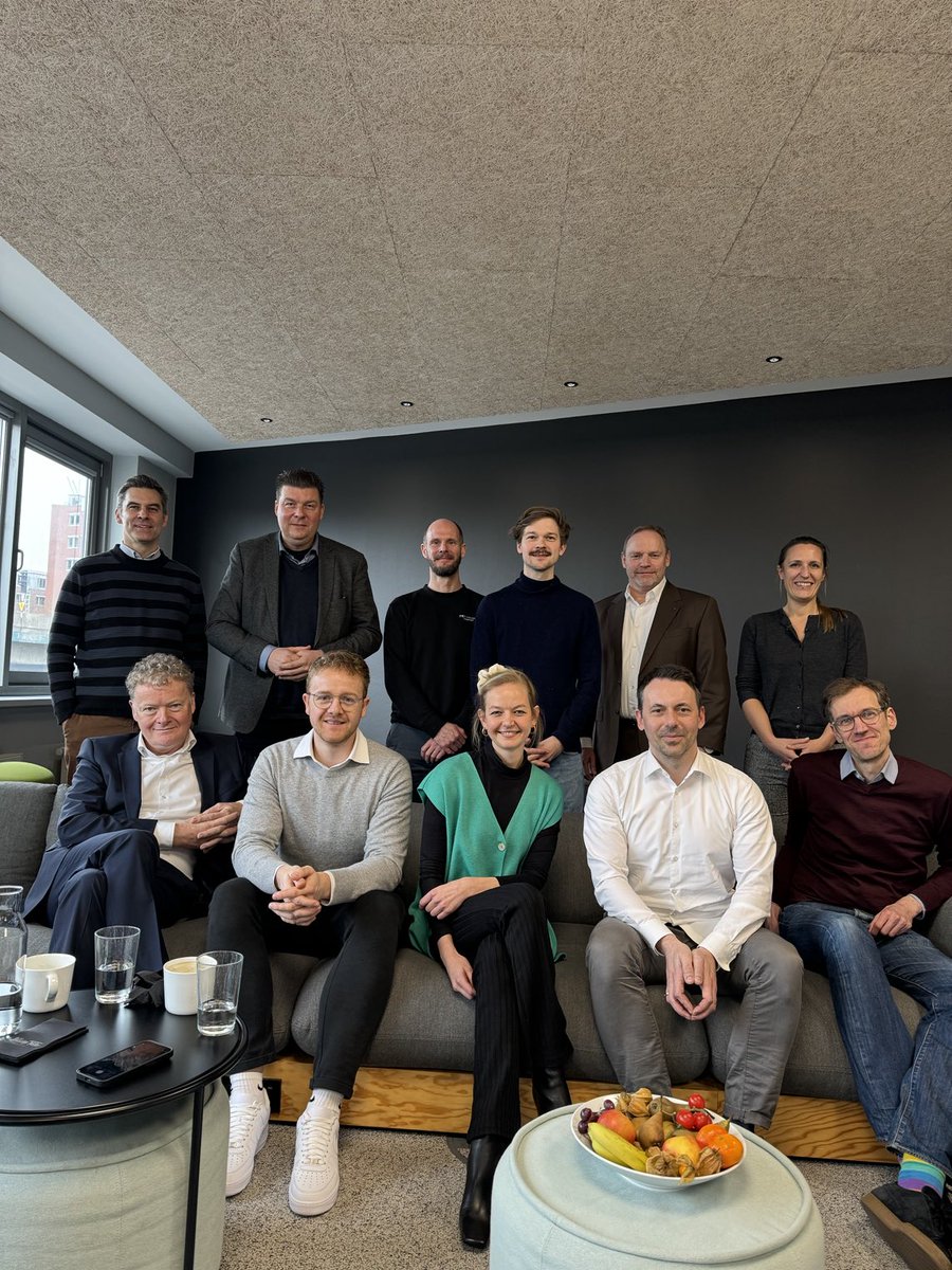 ADressel's tweet photo. Heute ist #InnoFinTech-Tag💪! Erst Treffen mit dem Vergabegremium (danke für den Einsatz🙏!), dann Besuch des Startups 🚀 #Heartstocks, das rd.200TEUR aus dem Förderprogramm #InnoFinTech erhalten hat. Das 9 Mio.€ starke Programm läuft bis mind. 2025👍ℹ️ https://t.co/kfqcZVN2CU https://t.co/ICLMsCWfSB