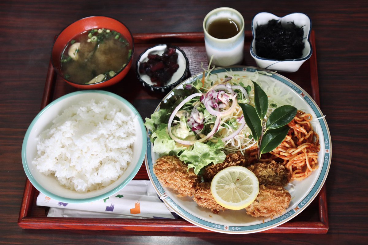 尾道　食事・喫茶よたろう☕️ 店内は緑の照明で独特の空気が漂っています。かきフライ定食を頼みました。 ボリュームが凄いです！美味しかったのであっという間に平らげてしまいました。