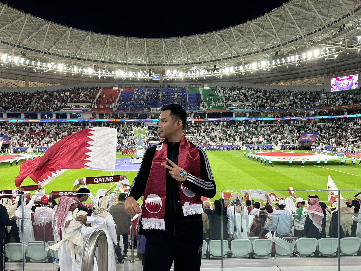 barron_BingX's tweet photo. It’s great time to watch and cheer for Qatar with new friends. Thank #Bitget for the trip 🥳

#AFCAsianCup2023 #Qatar #bitget https://t.co/xqIZwwpmBZ