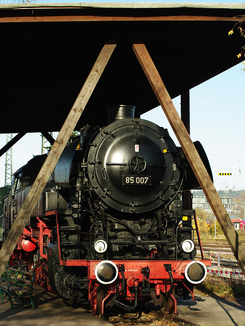 Bahngeschichte2's tweet photo. #EinheitslokWoche Nr. 7:

Die Boliden der BR 85 sorgten ab 1932 dafür, dass die Höllentalbahn von Zahnrad- auf Reibungsbetrieb umgestellt werden konnte. Zudem liefen sie im Mischbetrieb im 20kv-Betrieb. Nach der Umstellung 1961 waren sie nicht mehr nötig.

Joergens.mi / Wikimedia https://t.co/vBv9fwqoVe