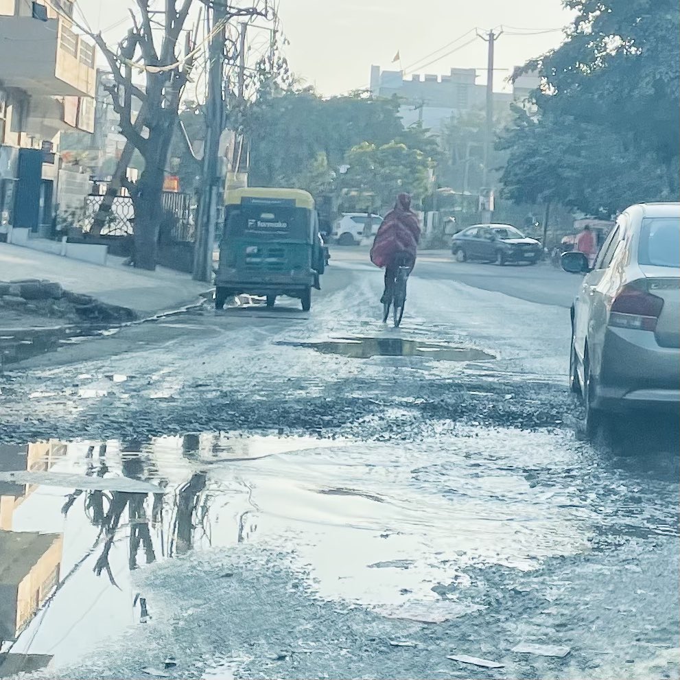 Rajat21Agarwal's tweet photo. @CPCB_OFFICIAL @byadavbjp @AshwiniKChoubey @moefcc @mygovindia @PIB_India क्या ख़राब सड़क��ं से भी pollution फैलता हैं? #sector57 #Gurgaon https://t.co/iMbBOrczTm