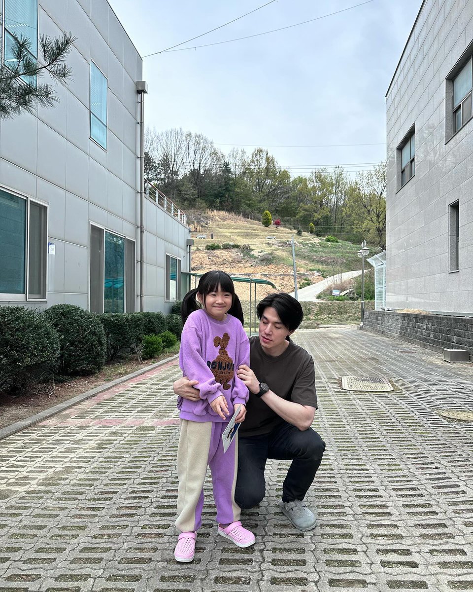 kdrama_menfess's tweet image. •KDM• ADUH GEMES BANGET OM DAN KEPONAKAN INI 🥰