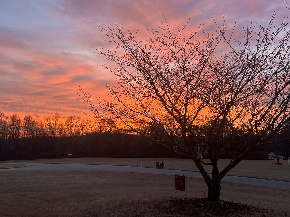 TeachtoLearn04's tweet photo. @spann Beautiful skies in Madison this morning. 💗 https://t.co/Nviv0WlaEx