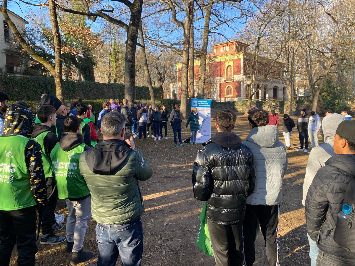 Ahir vam celebrar la Jornada del Projecte "Valors en l'Esport". Va ser una diada per treballar valors com la convivència, la cooperació, el civisme,...
Hi van participar alumnes del <a href="/GarrotxaPtt/">PTT GARROTXA</a> <a href="/EpiaOlot/">Escola Pia Olot</a> <a href="/insbrugulat/">Institut Brugulat</a> <a href="/insabatoliba/">Institut Abat Oliba</a>
Gran Jornada!