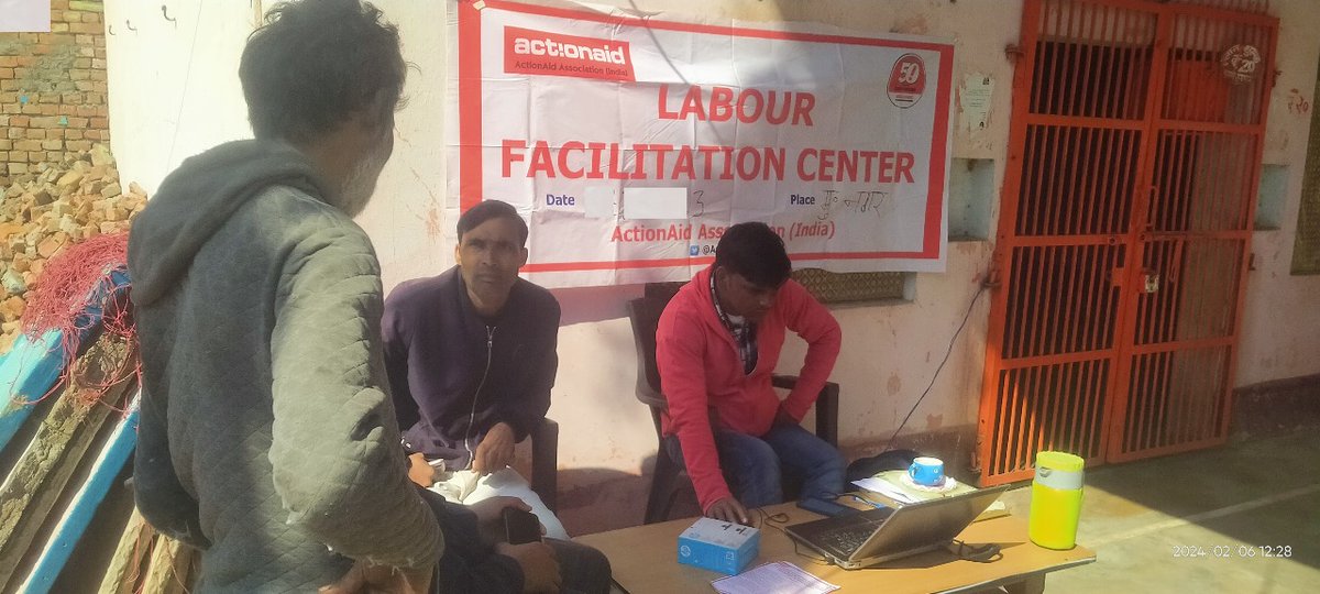 C9Khalid's tweet photo. Our team and volunteers are helping informal workers in registration under BOCW board and filling their applications for various social security schemes in Muzaffarnagar. @upbocboard @ilo @LabourMinistry @UPGovt @UPLABOURDEPT https://t.co/N3SYHtI9GC