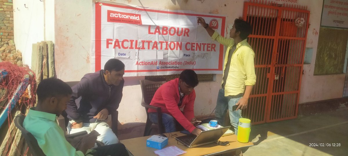 C9Khalid's tweet photo. Our team and volunteers are helping informal workers in registration under BOCW board and filling their applications for various social security schemes in Muzaffarnagar. @upbocboard @ilo @LabourMinistry @UPGovt @UPLABOURDEPT https://t.co/N3SYHtI9GC