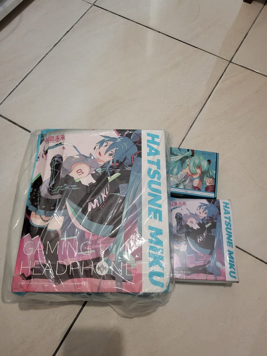ViVTuber's tweet photo. Nyobain gaming gear baru xD https://t.co/CIi0gipBvk
