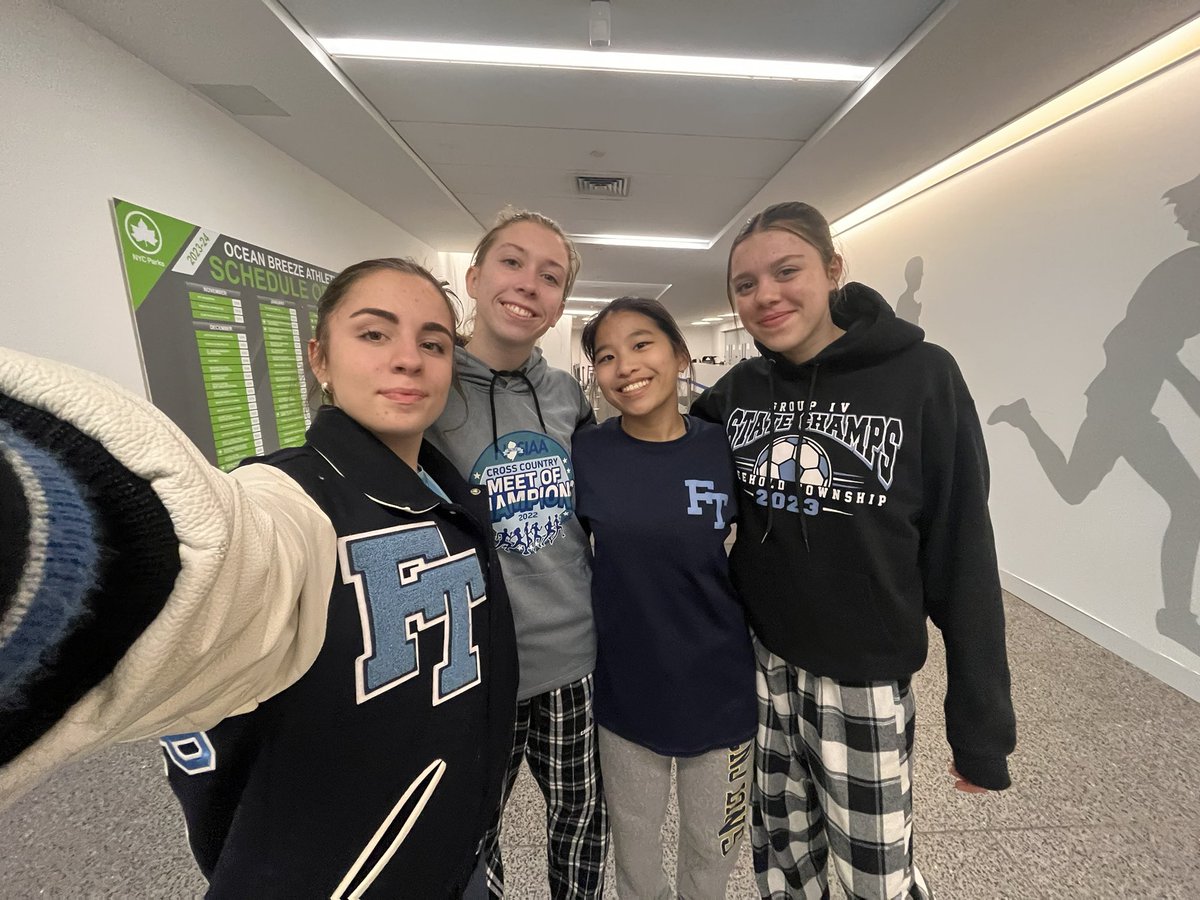 toddbrggs's tweet photo. Nike Indoor National Emerging Elite qualifiers last night at OB.
9:56 for this crew👇4x800 relay
Too bad the event is closed to new entries😒. Congrats girls🎉
@TownshipScores https://t.co/yX0Lqu4a6W