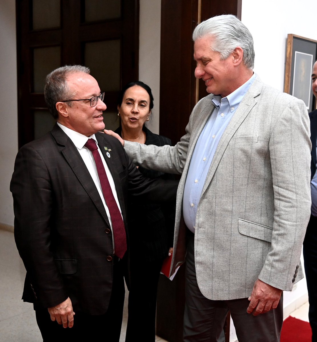 Qué gusto recibir en el Palacio de la Revolución a Carlos Gadelha, viceministro de Salud de Brasil, quien preside además por la parte brasileña el Comité Gestor Binacional #Cuba-Brasil, mecanismo que estamos reactivando para el bienestar de ambos pueblos.

presidencia.gob.cu/es/noticias/cu…