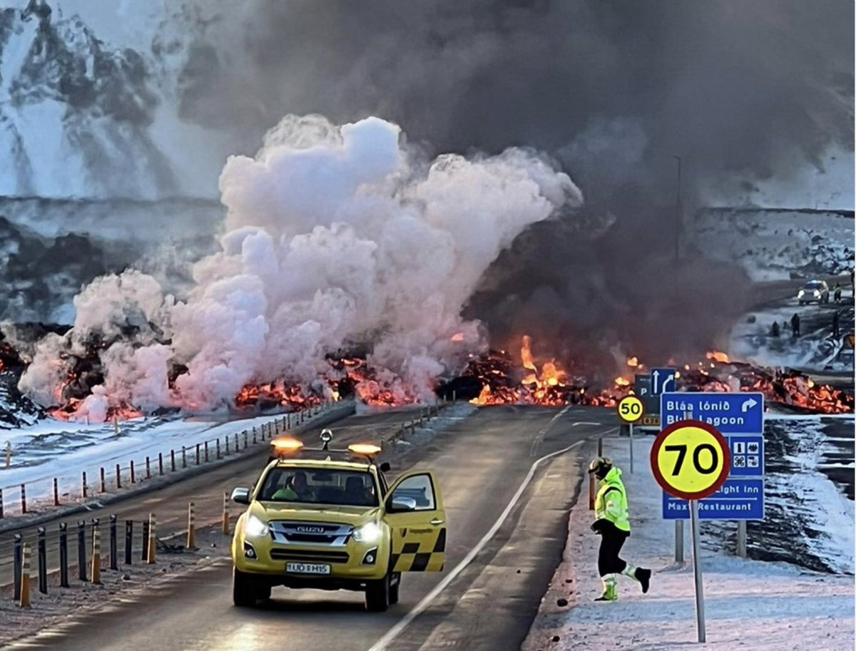 nannaro's tweet photo. Are you on your way to Iceland and have tickets to the Blue Lagoon? Don't count on being able to use them ... #eruption #volcano #Iceland #Grindavik #bluelagoon https://t.co/kv2X7jVI3P