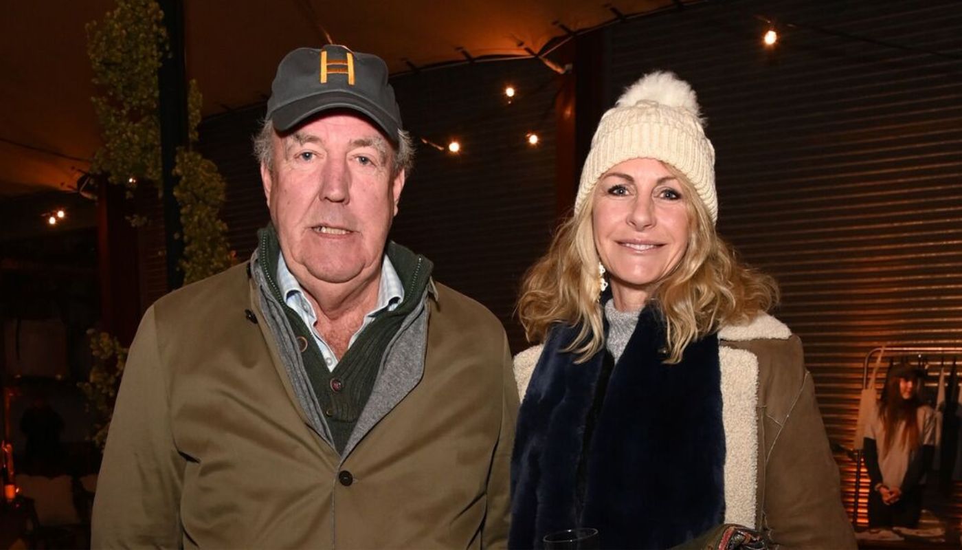 Daily Express on X Jeremy Clarkson s girlfriend Lisa Hogan has been forced to issue an apology online about Diddly Squat farm. https t Dk8fOPYb9T https t XsY8ynfHmc X