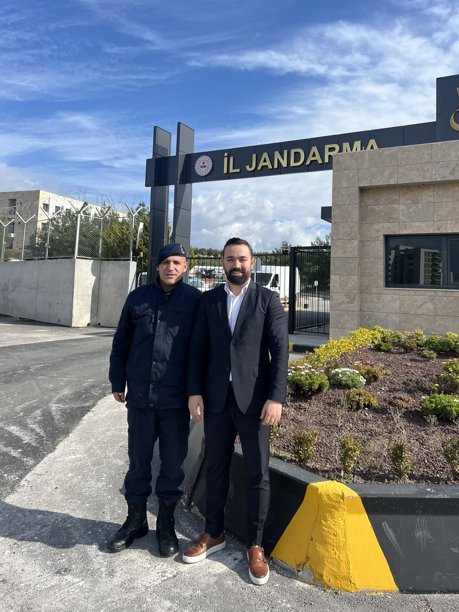 Bir ifade vesilesiyle geldiğim İzmir’de daha önce sözleşme fesih davasına baktığım ve kazanarak göreve iadesini sağladığımız Hasan kardeşim ile karşılaştık. 👋