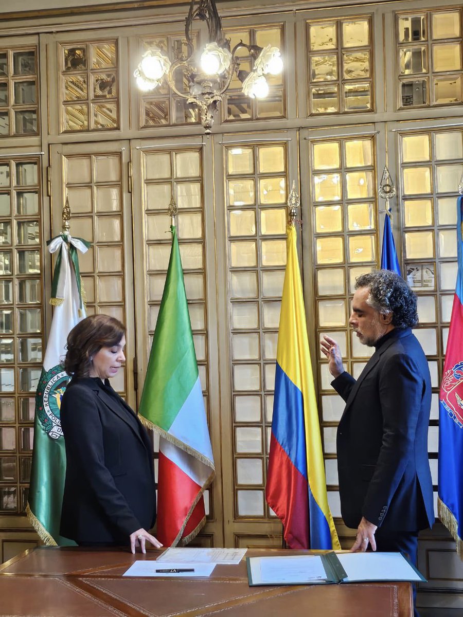 AABenedetti's tweet photo. Agradezco al presidente @petrogustavo su designación como Embajador de Colombia ante la @FAO. La alimentación, la reforma agraria y la agricultura son temas fundamentales en las políticas del Gobierno que no admiten esfuerzos menores y que imponen grandes retos. https://t.co/8A9g7DAn2j