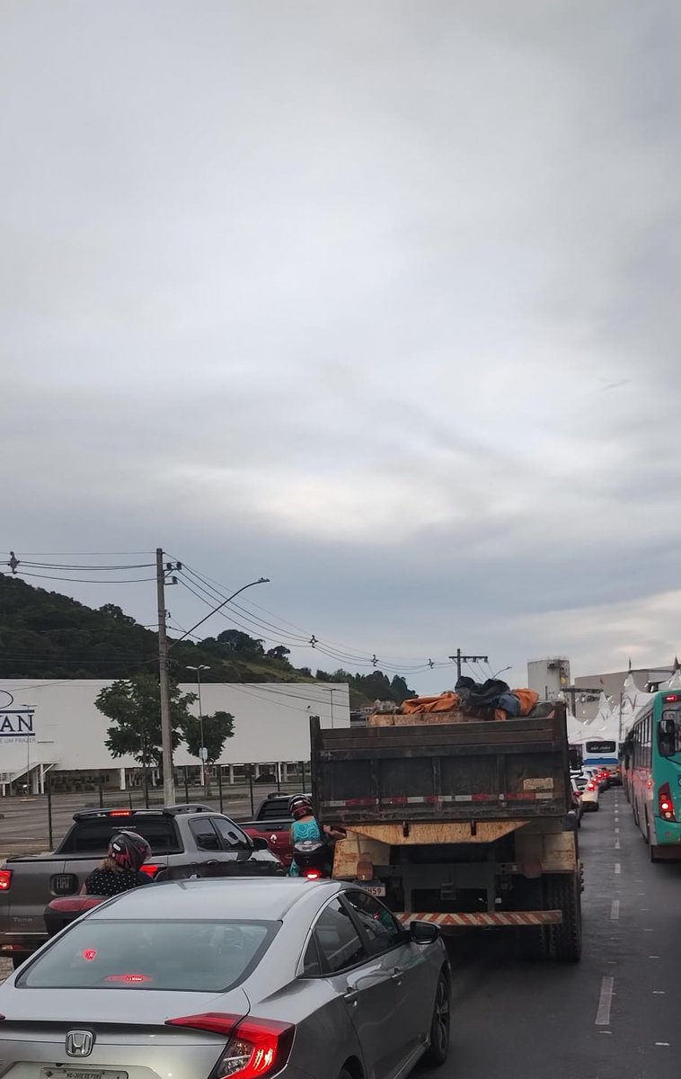 JFradar's tweet photo. O morador da Zona Norte sofre. O morador da Zona Norte e torcedor do Santos sofre em dobro. Tanto ontem quanto hoje, foi dia de muita confusão no trânsito de quem veio da ZN e sobrou até mesmo para a galera da garganta do tio Dilermando. Ainda tem a volta de hoje e o dia de https://t.co/ltrgphrU7E