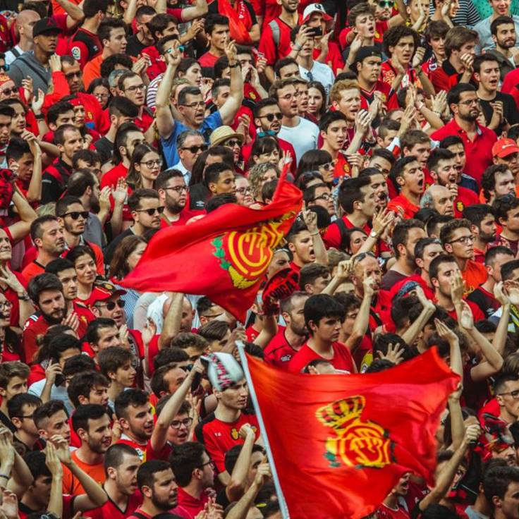 Sé que no soy nadie; pero vengo con una PROPUESTA: PANTALLA GIGANTE para ver la vuelta de las semis en los aledaños de Son Moix. ¿Me ayudáis con un RT? <a href="/RCD_Mallorca/">RCD Mallorca</a> <a href="/MMallorquinista/">Moviment Mallorquinista</a> <a href="/Uniodepenyes/">Unió de Penyes Mallorquinistes</a> <a href="/GMallorquinista/">Gent Mallorquinista</a> <a href="/Birmingham1999/">Birmingham '99</a> <a href="/LTBermellona/">𝐿𝐴 𝑇𝑅𝐼𝐵𝑈𝑁𝐴 𝐵𝐸𝑅𝑀𝐸𝐿𝐿𝑂𝑁𝐴 👹🎙️</a> <a href="/sports_kai_fc/">sports kai</a> <a href="/supportersmca99/">Supporters Mallorca</a>