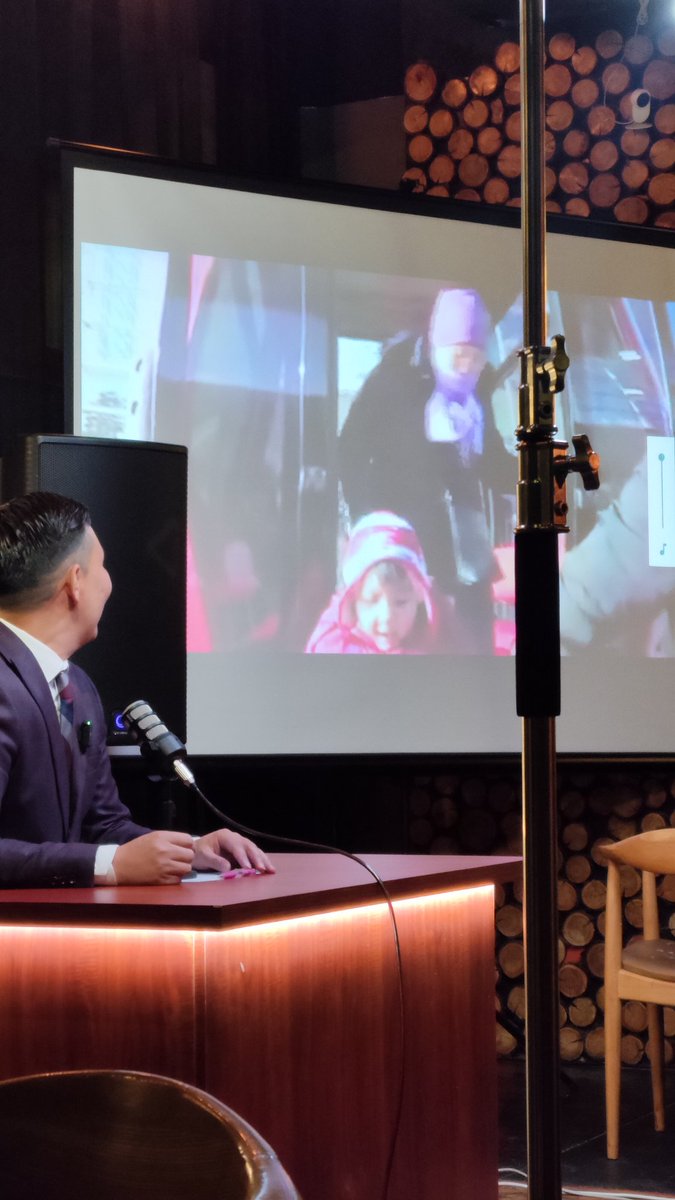 UJ_P's tweet image. Зиа дарга хотдоо ирсээ #weeklyShow үзэгчтэй сийзон эхэллээ!