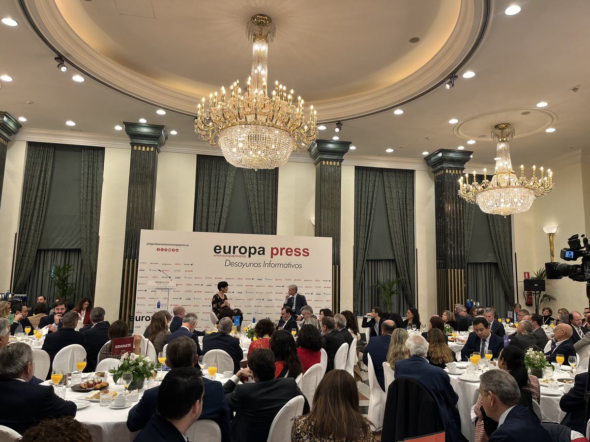 Tenemos retos importantes en el diálogo social: ampliar y reordenar la jubilación parcial y revisar los coeficientes reductores en trabajos penosos para favorecer las jubilaciones anticipadas.

Hoy escuchando a la ministra de <a href="/inclusiongob/">Ministerio Inclusión Seguridad Social Migraciones</a> <a href="/SaizElma/">Elma Saiz</a> en el desayuno de <a href="/europapress/">Europa Press</a>