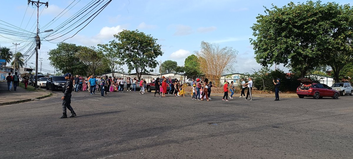 #8Feb 08:48 AM | Efectivos de la Policía Municipal controlan el tráfico en la calle India, adyacente a la UNEG Villa Asia, para asegurar la seguridad de los asistentes a la comparsa de la institución educativa Luisa Cáceres de Arismendi.
