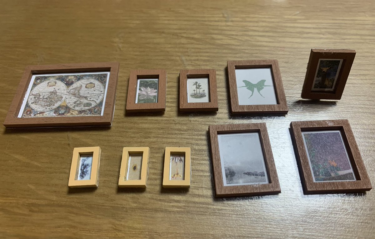 Yrainbowfactory's tweet photo. ドールハウス 本屋 製作過程2️⃣4️⃣📖´-
昨日切ったポースターをミニBOXに入れ、絵画を全部切って接着しました🖼
黒い額は手で触ると真っ黒になる😂
後はトランク、開閉できる本、椅子、お花を作って壁を塗って照明作って完成だー🤩
#つくるんです #ミニチュア  #SAMSSTUDY #dollhouse #miniature https://t.co/BfH1Q1KH64