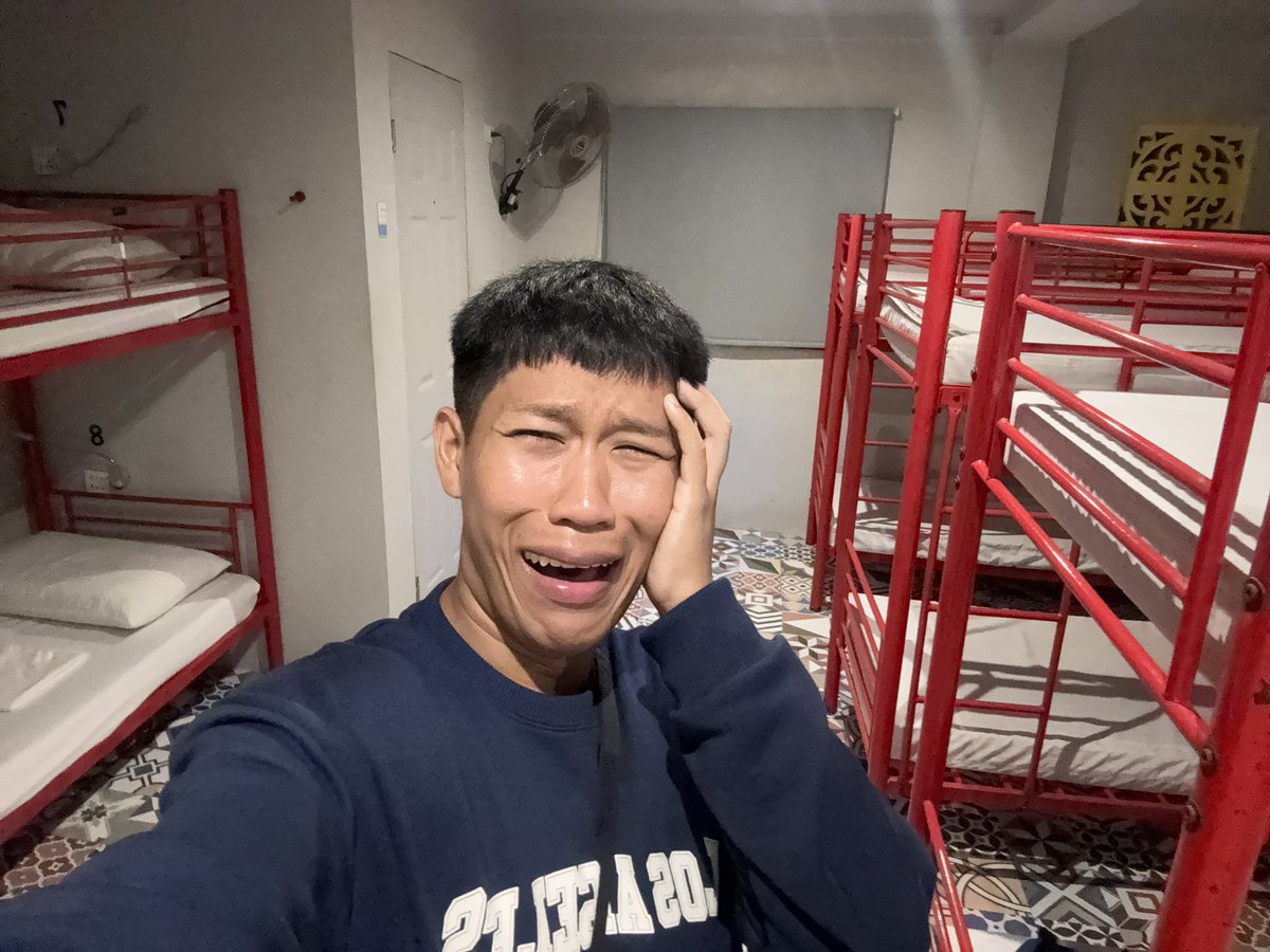 มาเที่ยวเมือง Oslob เกาะเซบู ประเทศฟิลิปปินส์คนเดียว นั่งรถบัสมา4-5ชั่วโมง เหมือนนั่งอยู่ในเครื่องซักผ้า เด้งตลอดทาง เกิร์ลลี่เบอร์รี่มาก สั่นไว้เร้าใจอยู่ข้างเธอสุดๆ

มาถึงที่พัก จองโฮสเทลกะจะหาเพื่อนใหม่ที่นี่ เฉลยทั้งห้อง8เตียงมีชั้นคนเดียว 555555555 กรี้สสสส หอแต๋วแตกมาก