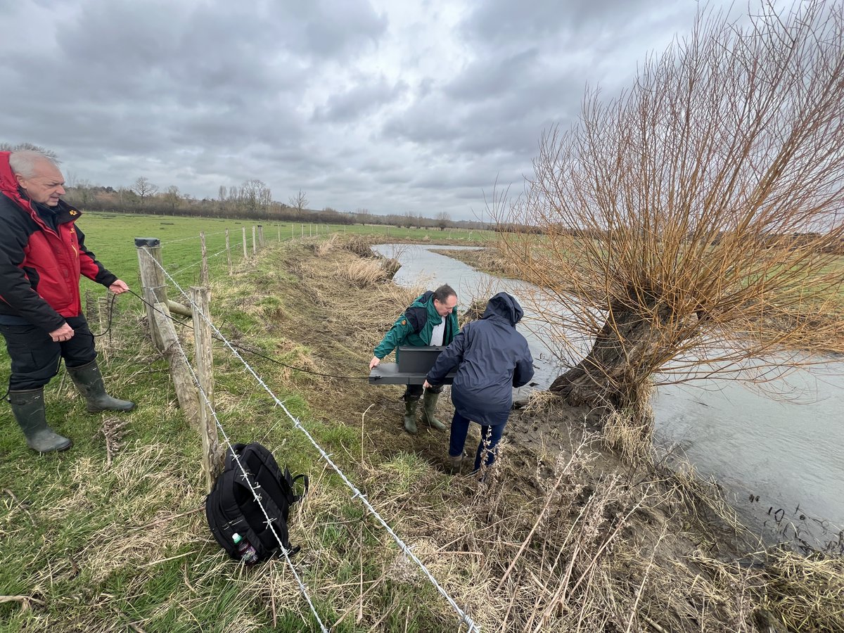 🌟 Our amazing volunteers were busy this week deploying monitoring rafts along the River Thame! 🦦 Excitement is building as we wait for animals will leave their prints in the clay pads within the raft tunnels. 🐾 #WildlifeMonitoring #RiverThame #VolunteerHeroes