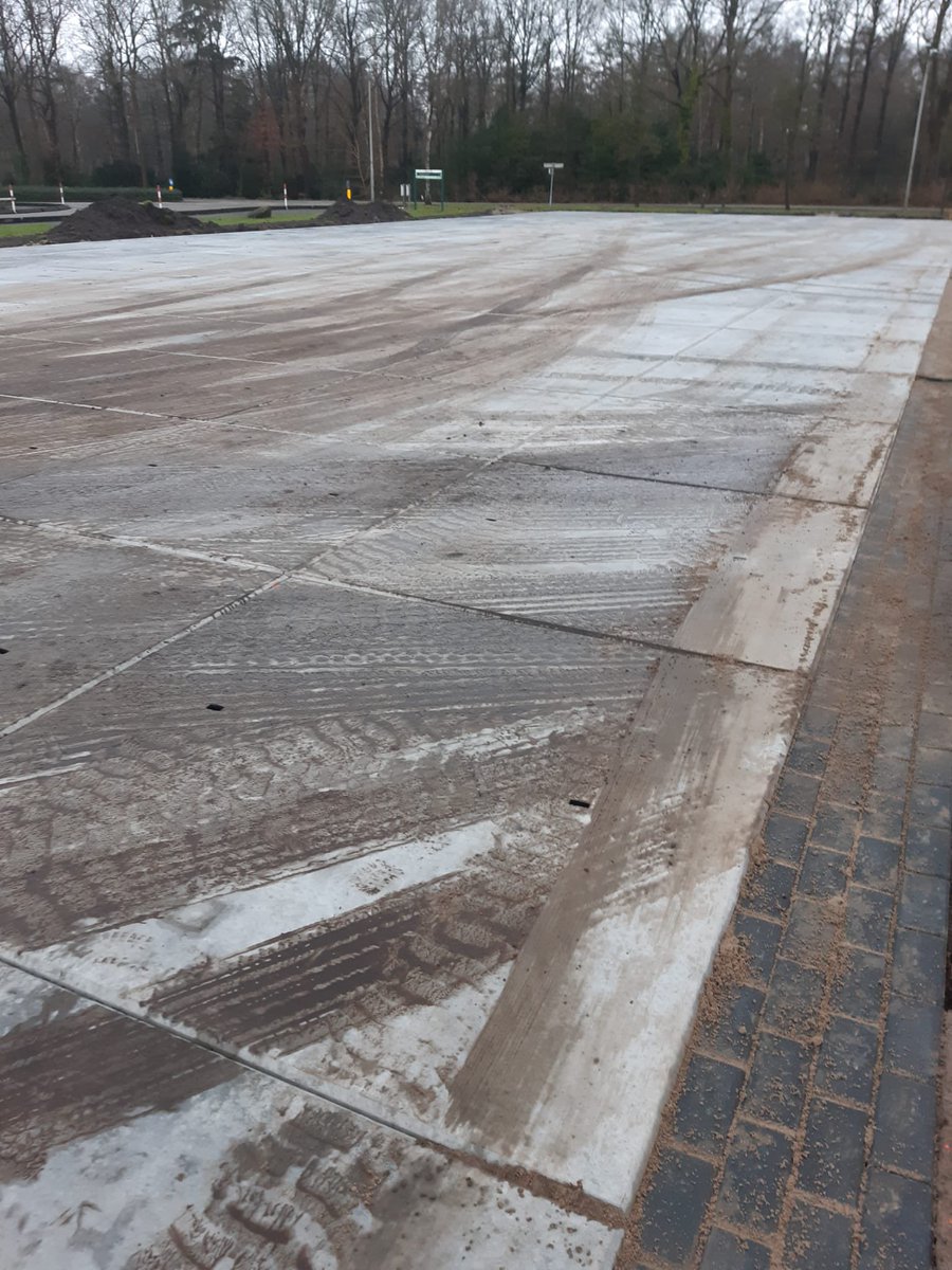 Samen met een geweldig team hebben we vorige week 225 stelconplaten gelegd! Dank aan Buiter Beton voor de snelle levering en hun waardevolle ondersteuning bij het leggen. Samen hebben we iets moois neergezet! 💪#Teamwork #stelconplaten #BuiterBeton #sightlandscaping <a href="/BuiterBeton/">Buiter Beton</a>