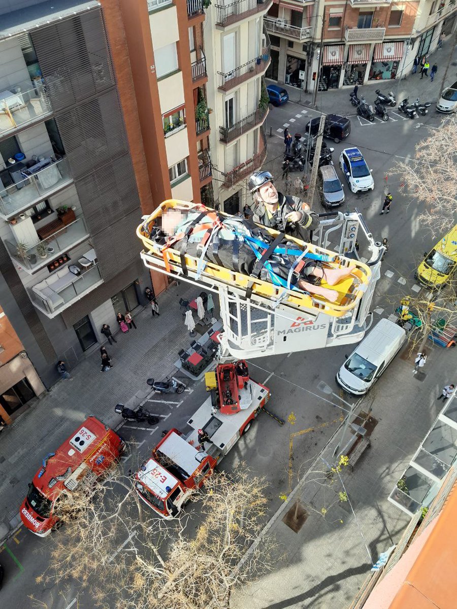 Aquest matí hem evacuat amb una autoescala una persona que havia caigut al seu domicili, a #HortaGuinardó.

Hi han participat 5 dotacions de #BombersBCN i el <a href="/semgencat/">SEM. Generalitat</a> l’ha traslladada a un centre sanitari.

Amb la col·laboració de <a href="/GUBBarcelona/">Guàrdia Urbana Barcelona</a>.