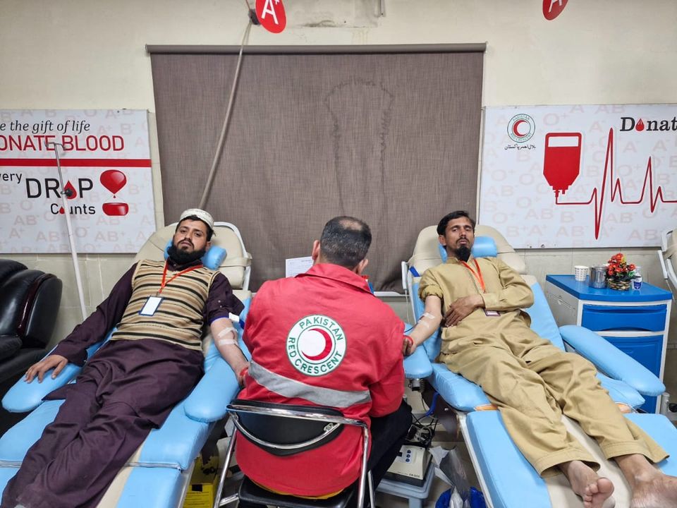PRC_official's tweet photo. خون کے عطیات دینے کا سلسلہ جاری۔ ہلال احمر پاکستان۔خدمت کا نشان!
آگے بڑھیں ۔انسانی جان بچانے کے لیے خون کا عطیہ دیں!

#ElectionDay #DonateBloodSaveLife #PRCS #EmergencyResponsePRCS #RBDC #BahriaTown #HumanitarianAid #FirstAid #EmergencyResponse #Rawalpindi #Islamabad https://t.co/dnSWYqEZyZ