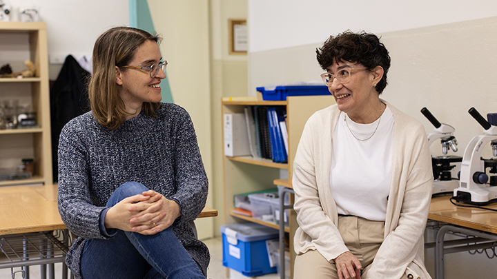 Universitat de Barcelona (@unibarcelona) on Twitter photo #IgualtatUB | 🗣️ El diàleg entre Maria Neira, mestra de l’escola <a href="/ceiplapau/">Escola La Pau</a>, i <a href="/estrade_sonia/">sonia estrade</a>, professora de <a href="/FisicaUB/">Facultat de Física UB</a>, mostra com la ciència comença a l’escola i és una oportunitat per incentivar les vocacions #STEAM.
👉 web.ub.edu/web/actualitat…
#DiaDonaCiència #11F2024 #IgualtatUB | 🗣️ El diàleg entre Maria Neira, mestra de l’escola <a href="/ceiplapau/">Escola La Pau</a>, i <a href="/estrade_sonia/">sonia estrade</a>, professora de <a href="/FisicaUB/">Facultat de Física UB</a>, mostra com la ciència comença a l’escola i és una oportunitat per incentivar les vocacions #STEAM.
👉 web.ub.edu/web/actualitat…
#DiaDonaCiència #11F2024