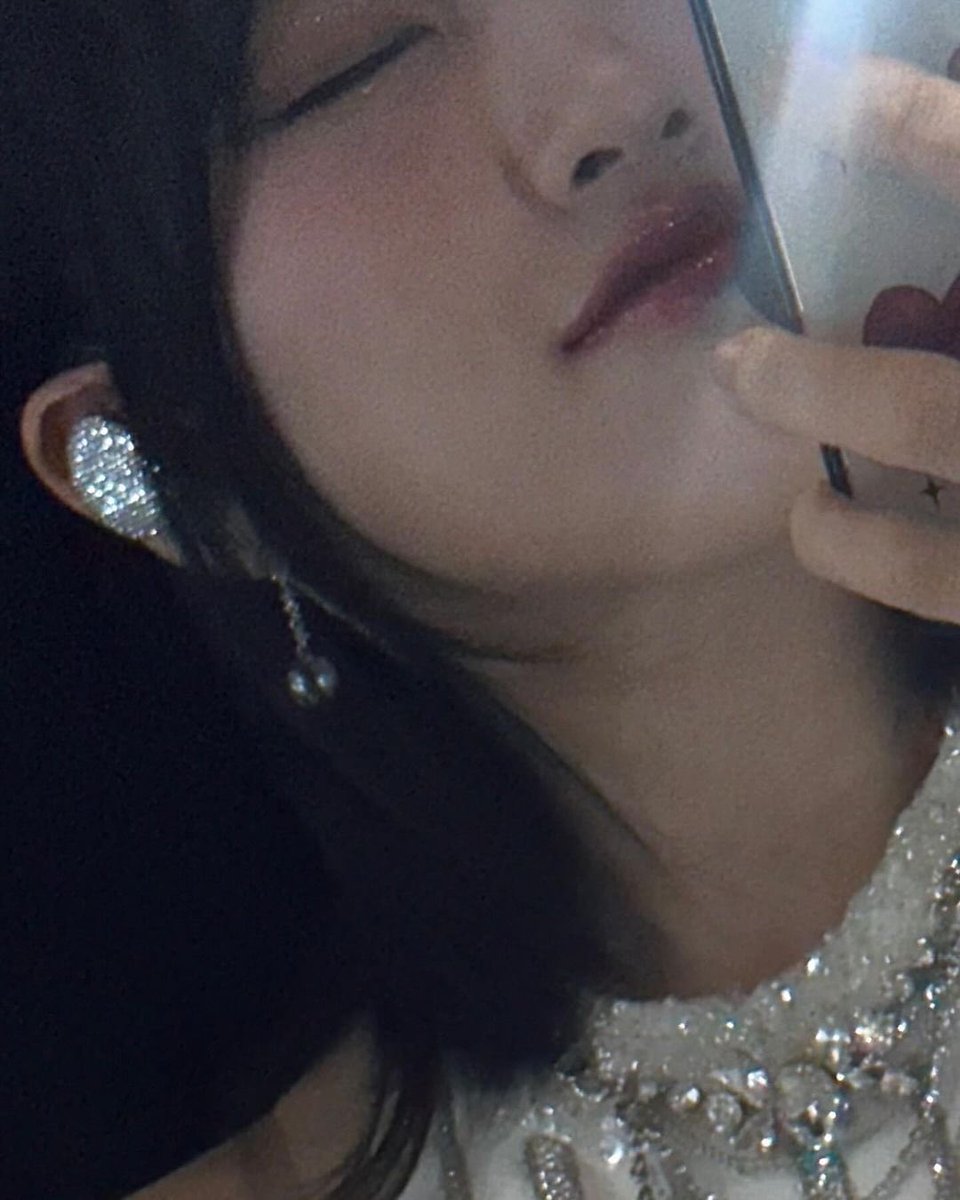 yujjinah's tweet photo. I recited a spell, and suddenly my gown transformed, shimmering and shining like a princess. Its fabric awash with a cascade of luminous hues, casting an enchanting aura that captured the essence of fairy tales. ꒰◞ ◟𐙚 ꒱ https://t.co/v7c0ZgTZFE