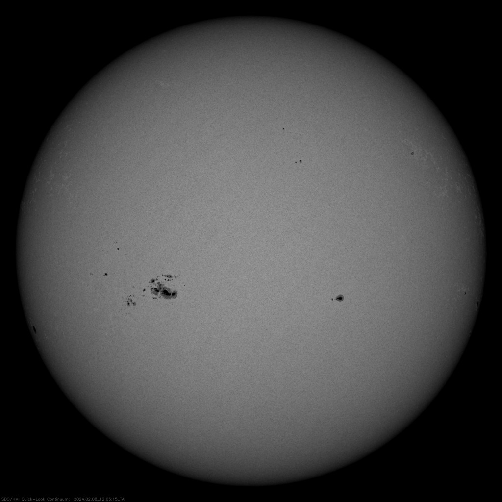 JAtanackov's tweet image. #SolarActivity: the large &amp;amp; complex sunspot group AR 13576 is rotating towards the Earth. The region is complex and may produce a major solar flare. Any flare in the next ~4 days will be aimed directly at us.