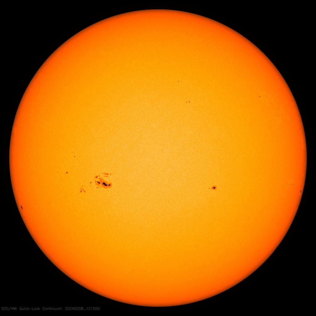 JAtanackov's tweet image. #SolarActivity: the large &amp;amp; complex sunspot group AR 13576 is rotating towards the Earth. The region is complex and may produce a major solar flare. Any flare in the next ~4 days will be aimed directly at us.