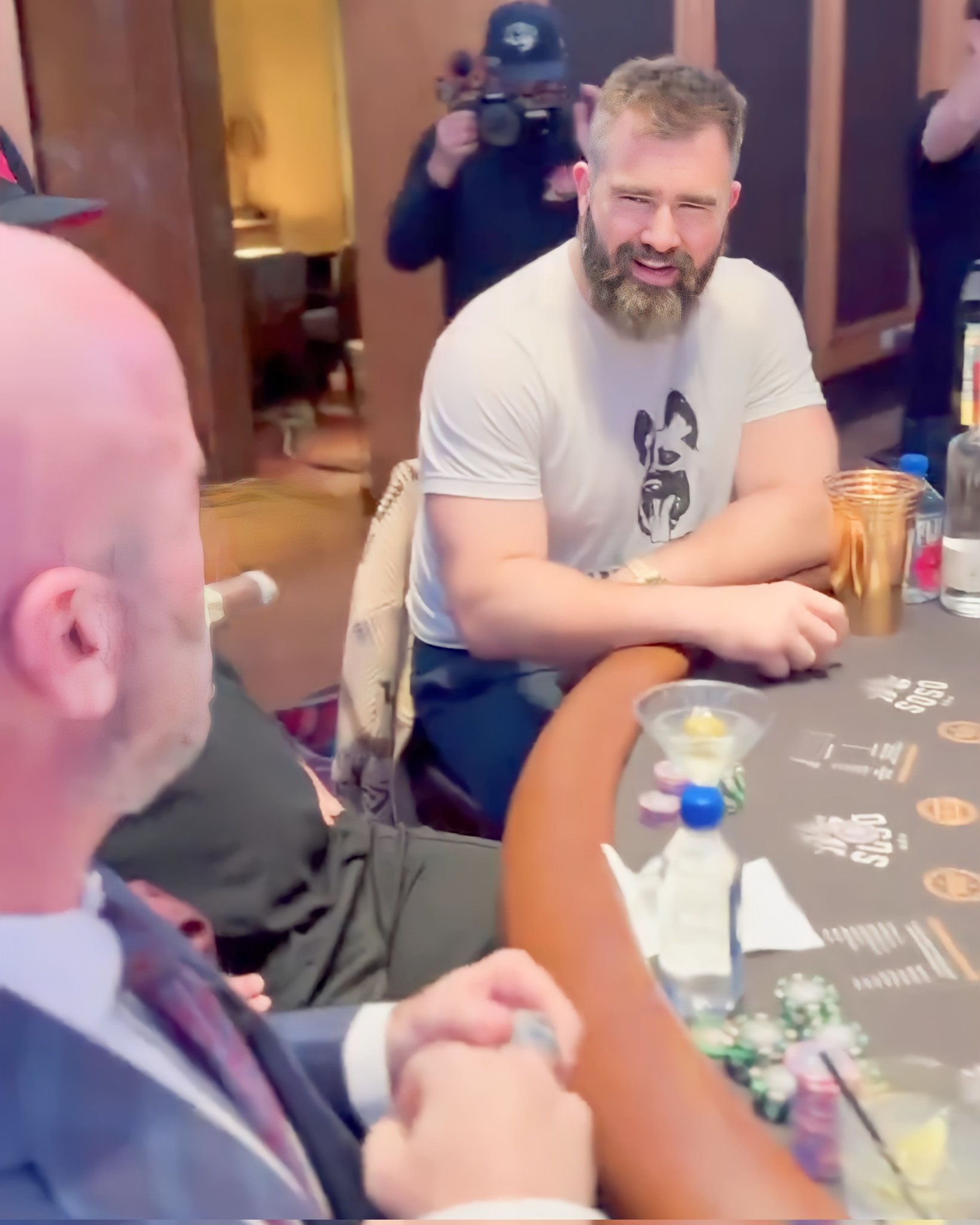 Edge Of Philly Sports on X: "WHAT HAPPENS IN VEGAS: Last night in Las  Vegas, Jason Kelce was at the Blackjack table with Bert Kreischer and Tom  Segura. Segura got a chance