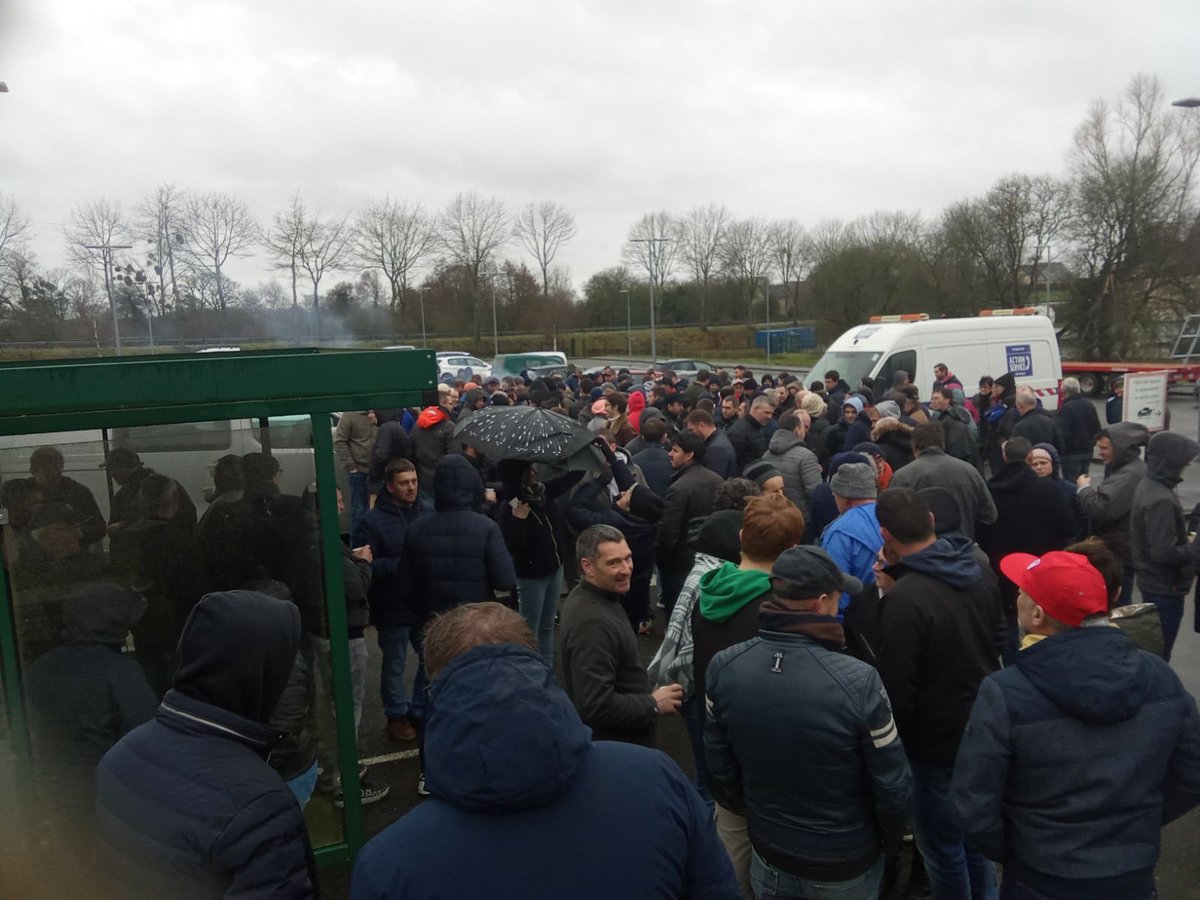 Près de 250 éleveurs bretons de l’OP Ouest-Lait de ⁦<a href="/Savencia_groupe/">Savencia</a>⁩ réunis en AG cet après-midi devant la laiterie de Saint-Brice en Cogles  (35) protestent contre « le non respect d’Egalim » par l’industriel. Leur lait ne serait plus collecter en mars ! ⁦<a href="/MFesneau/">Marc Fesneau</a>⁩